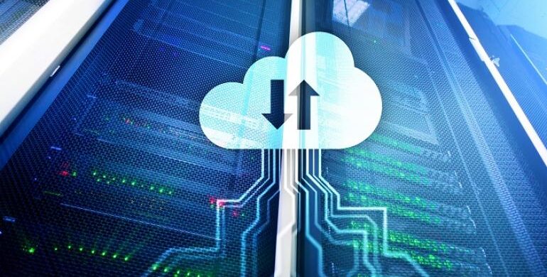 racks e imagem de nuvem, remetendo a serviços de cloud e data center